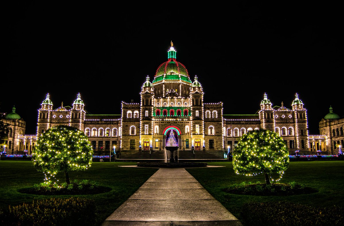 DoubleTreeVic's tweet image. The Parliament Buildings are looking so festive this holiday season. Make time to walk by to enjoy their beautiful light display. Photo Credit: Brandon McGeachie #DoubleTreeVictoria #YYJChristmas #travel