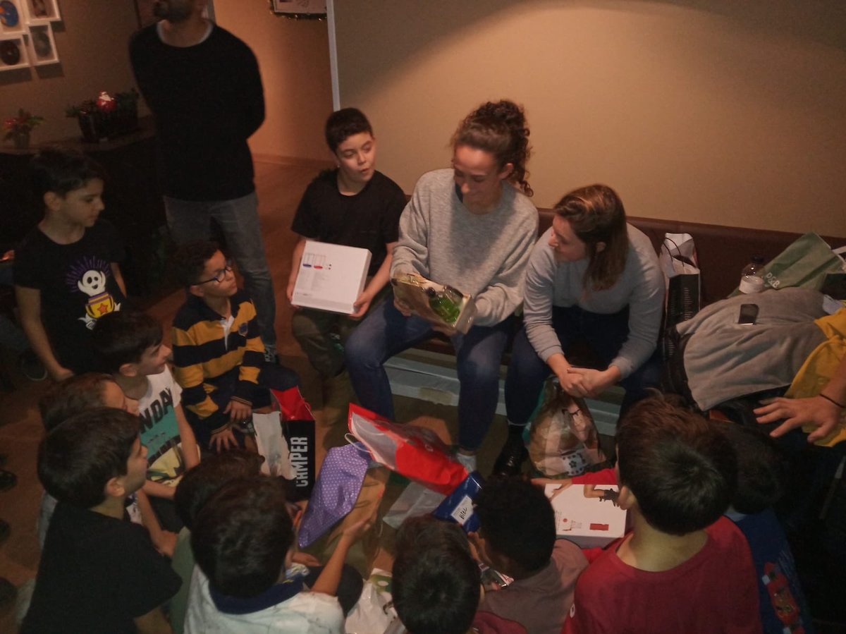 PaulaMartinez6_'s tweet photo. Dins i fora, gràcies 🎄🎅🏽🏀🎁 #PMM1 https://t.co/38Fo2V3lQ4