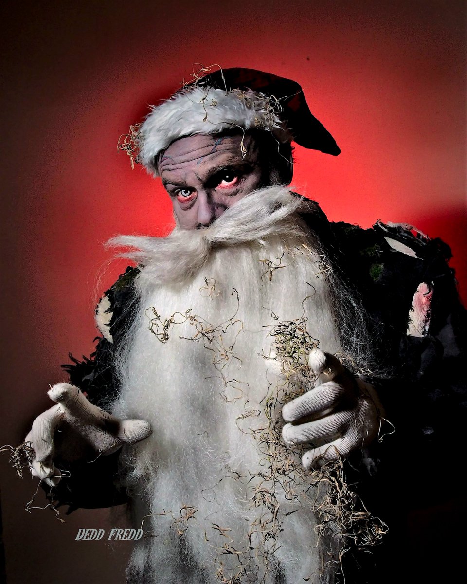 DeddFredd's tweet image. Happy Holiday Meatbags!

#deddfredd #zombieholidaygreetings #deddsanta #zombiesanta