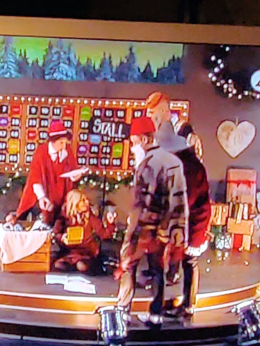 per_wikstrom's tweet photo. En stor stund i @Schyffert s karriär ✌️🎅😆 #mod #bingolotto #visman https://t.co/LnOmB3gCza