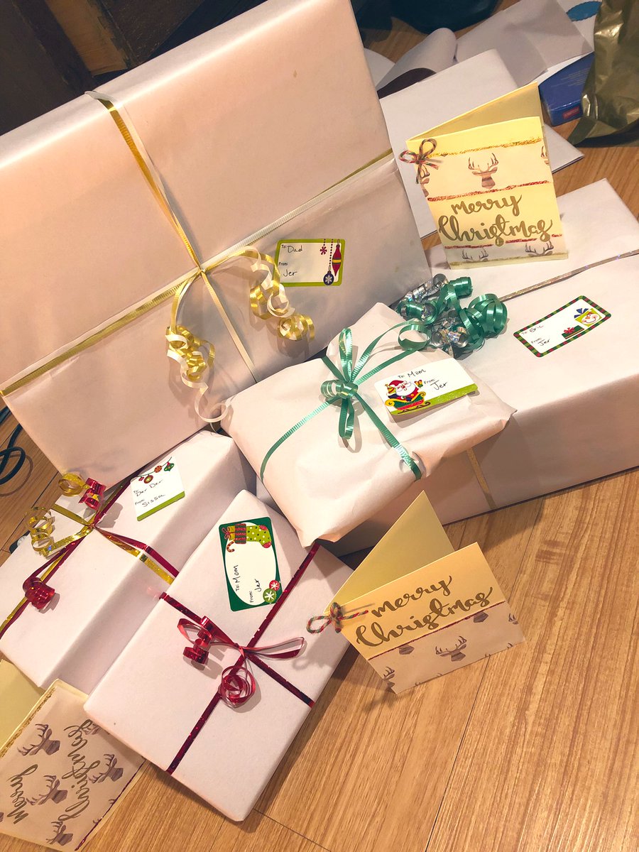 This year I decided to wrap my gifts in blank newspaper sheets and made homemade cards with recycled materials around the house... and they still look pretty! #reuse #recycle