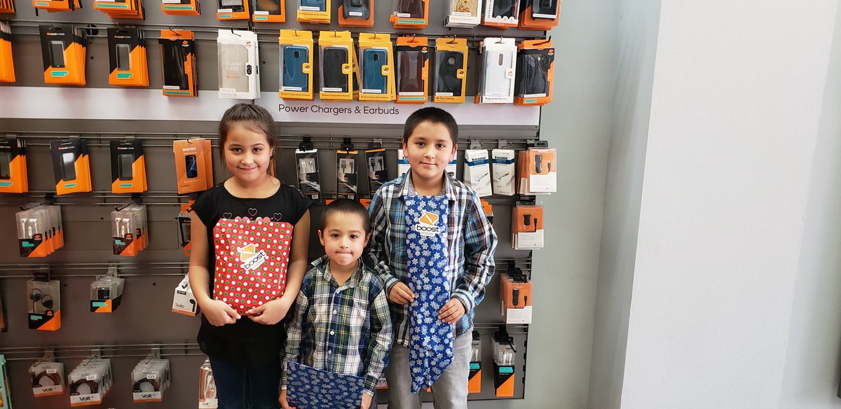 gusito714's tweet image. We loe our kids .... toy give away at RMwireless corona @noreen_vip @CGuzmanVIP @Alicia_SPG @TimJamaal @LMJoseToro