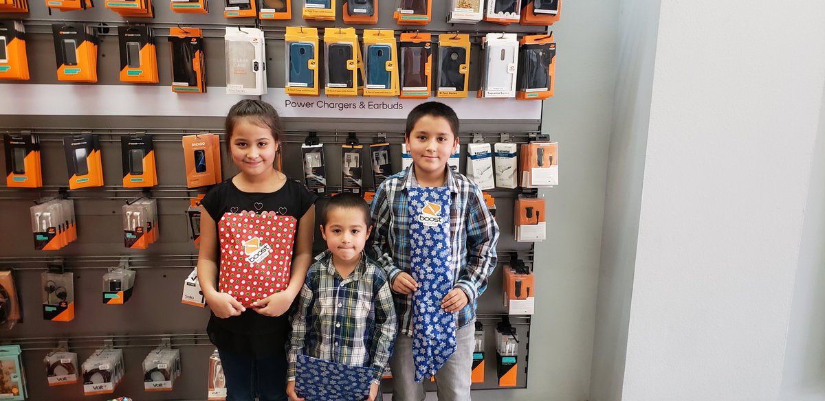 We loe our kids .... toy give away at RMwireless corona @noreen_vip <a href="/CGuzmanVIP/">Chris Guzman</a> <a href="/Alicia_SPG/">Alicia Gonzalez</a> <a href="/TimJamaal/">Jamaal</a> <a href="/LMJoseToro/">Jose</a>