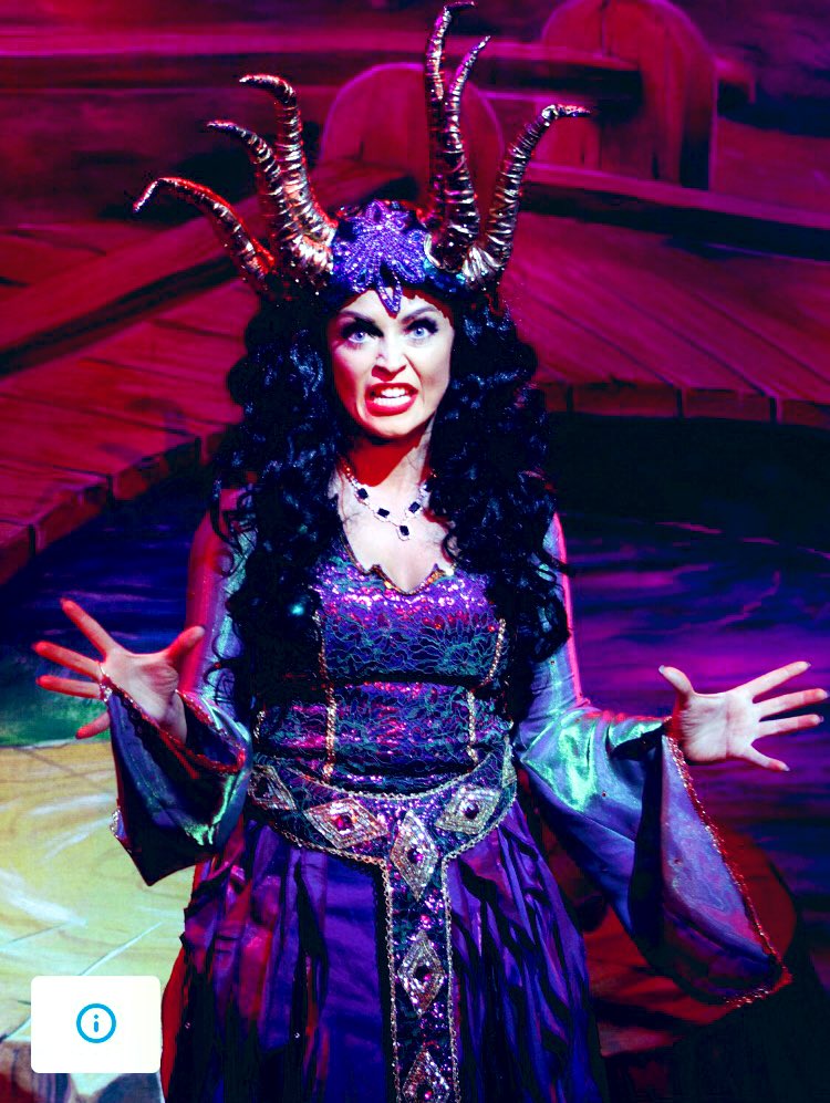 🖤 #deadlynightshade night all! See you at the 10:30am show 💋🖤💋 @New_Theatre @QdosPantomimes
