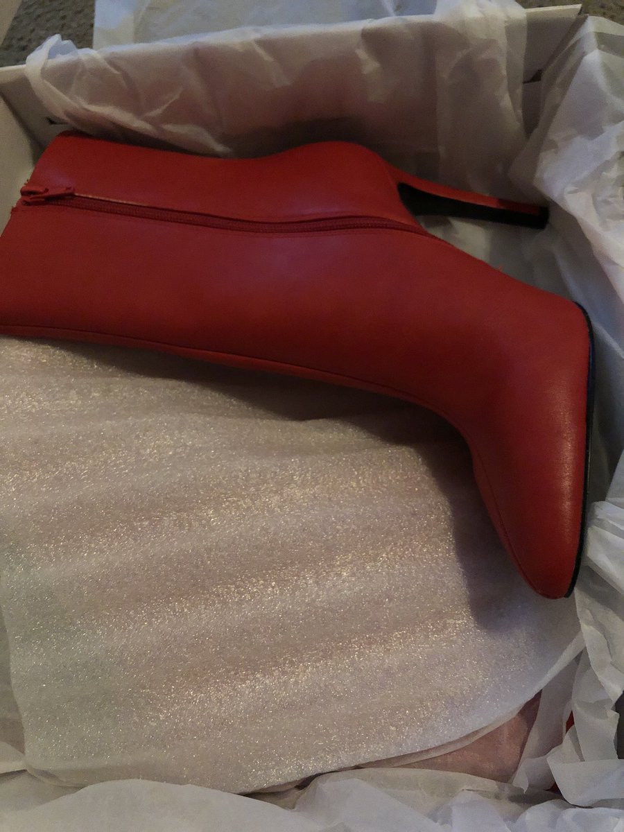 Br33Franc3s's tweet image. #Santa #CameEarly #FaveColor #Boots @NineWest ♥️♥️