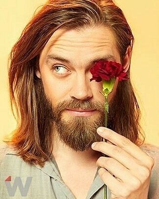 ─Le va a regalar a <a href="/NotJustABurnMan/">Dwight</a> este clavel rojo para que no se enfade con él por lo de Dren.─