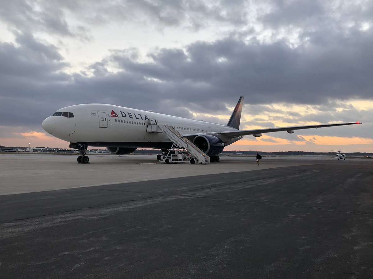 NDFootball's tweet photo. South Bend ✈️ Dallas 

#GoIrish #BeatTigers https://t.co/Qh2aKGv5Bi