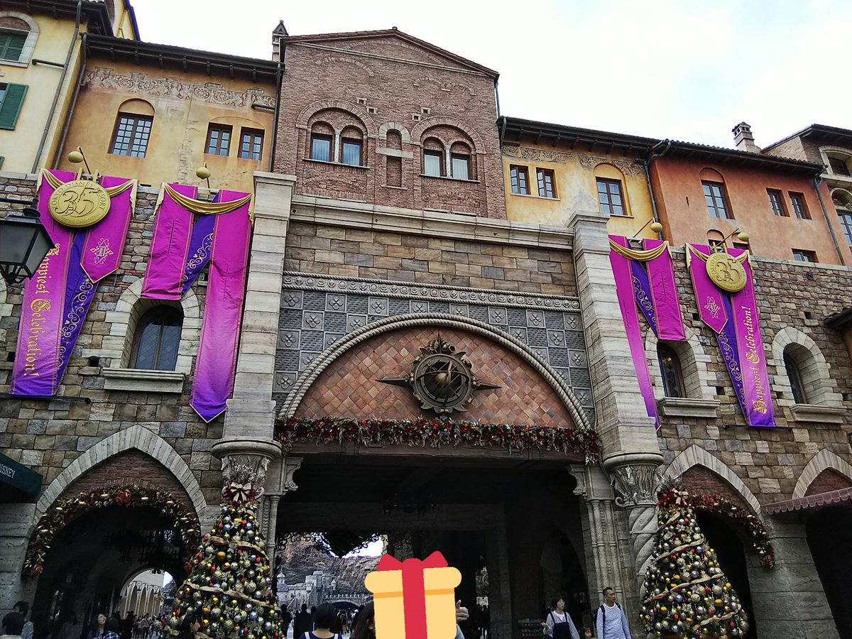 藤未來 Zipでディズニーシーのクリスマス特集をしていたので 大いに混雑ながらもなんとか撮れたディズニーシーのクリスマスツリー達を ノ