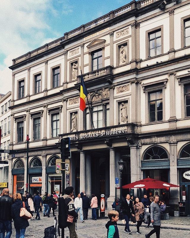 king_ludovicus's tweet photo. The city doesn't feel the same
Without you, its too quiet
By Masin
.
.
.
.
.
.
#poem #brussel #brussels #bruxelles #bruxellesmabelle #galeriesroyalessainthubert #galeriesroyales #autumn #winter #goldfilter #vsco #vscocam #vscogold #vscogoldfilter #like4like #likeforlike #lf… https://t.co/FQCcIOWydj