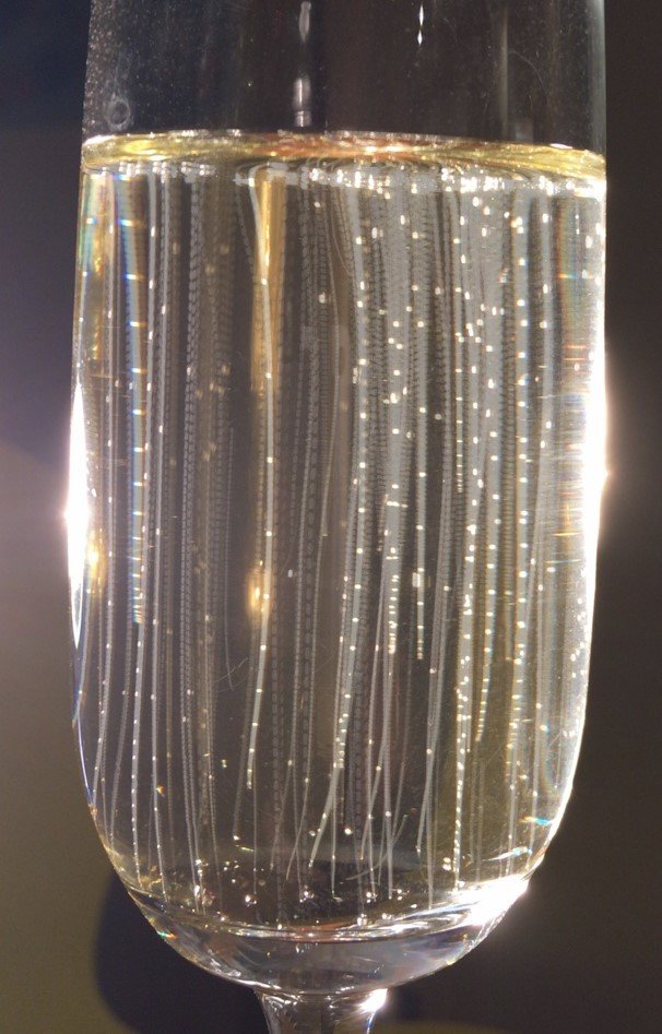 Effervescence in champagne and sparkling wines:
From grape harvest to bubble rise. 115 pages about bubbles in Champagne, my most favourite type of carbon dioxide emission. A great Christmas read with experimental possibilities. protonsforbreakfast.wordpress.com/2018/12/23/chr…