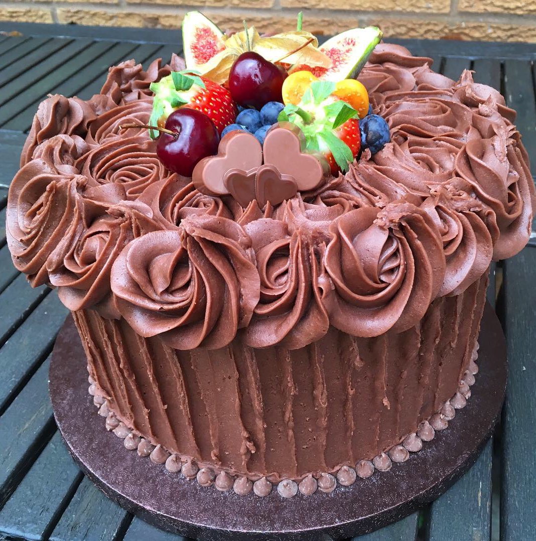 GShellB's tweet photo. #Chocolate #Cake is life 🙌🏻 #imnotcountingcalories https://t.co/2bH4IyLCAo