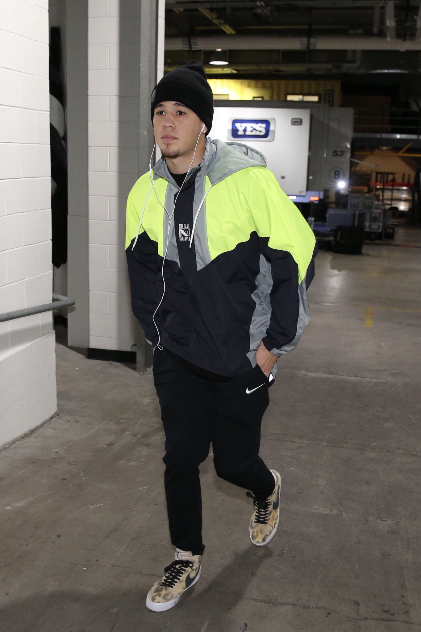 Geografía Vislumbrar Acostado B/R Kicks on Twitter: ".@DevinBook arrives in Brooklyn wearing the 1-of-48,  hand-painted Stussy x Nike SB Blazer Mid by Lance Mountain.  https://t.co/q8xevPXxMz" / Twitter