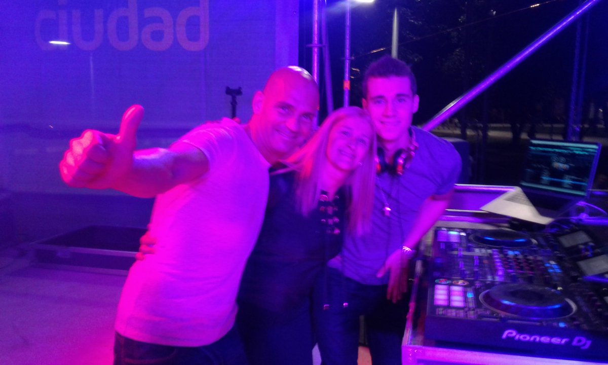 ale_vicchi's tweet photo. Con @UlpianoSuarez y @Maxi_Garrido1 Hermosa noche en plaza Yrigoyen junto a @rodysuarez y los ##Naufragos 🎶🎼🎧 https://t.co/b0c1Q1Gn79
