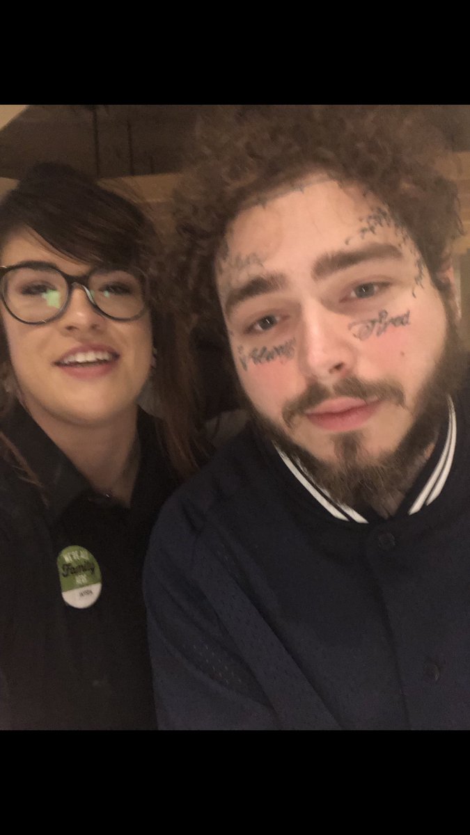 lynzzzea's tweet photo. Lmao my sister served post Malone at Olive Garden. 😂 https://t.co/qLohFGp6rv