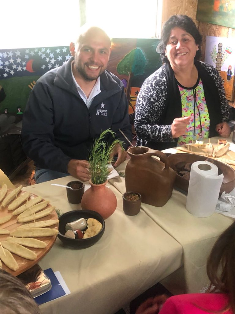 APEREZDEARCE's tweet photo. Para llegar al Desarrollo Integral que busca alcanzar el Gob del Pdte. @sebastianpinera las oportunidades y herramientas deben llegar a todos los sectores❗️
✅Por eso estuvimos junto a Alcalde de @muniriobueno Luis Reyes y Cores, en importante muestra, en el sector de #CunCun🇨🇱 https://t.co/T2QbAzBiUv