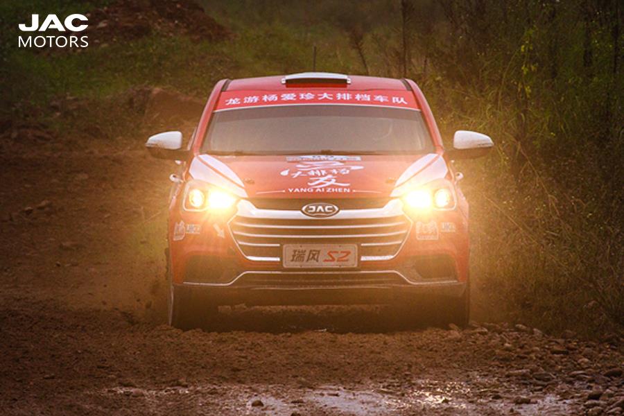jacmotorsglobal's tweet photo. Steep grades and sharp turns! It’s no sweat for the JAC Red Devils team during the 2018 China Rally Championship in the perilous. The team of drivers and mechanics nimbly navigated every hazard and ensured their JAC vehicles were running at peak performance. #JACMotor https://t.co/MYxpMvXvPk
