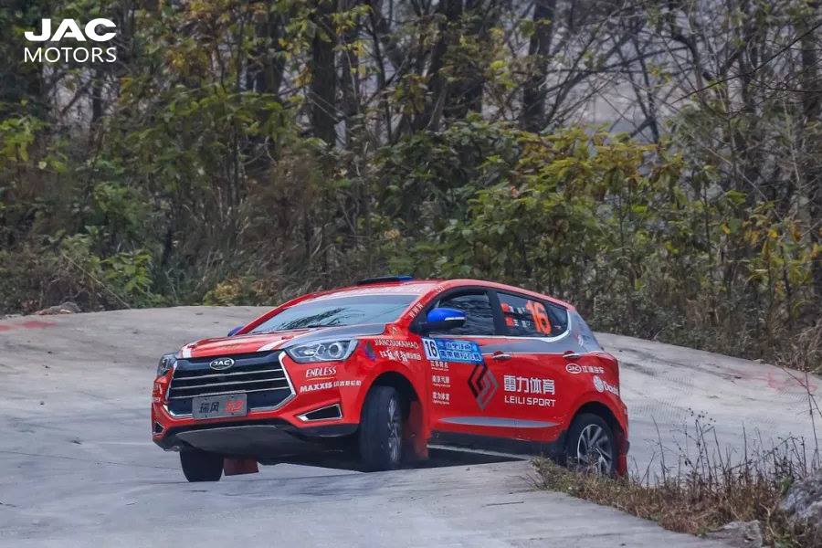jacmotorsglobal's tweet photo. Steep grades and sharp turns! It’s no sweat for the JAC Red Devils team during the 2018 China Rally Championship in the perilous. The team of drivers and mechanics nimbly navigated every hazard and ensured their JAC vehicles were running at peak performance. #JACMotor https://t.co/MYxpMvXvPk