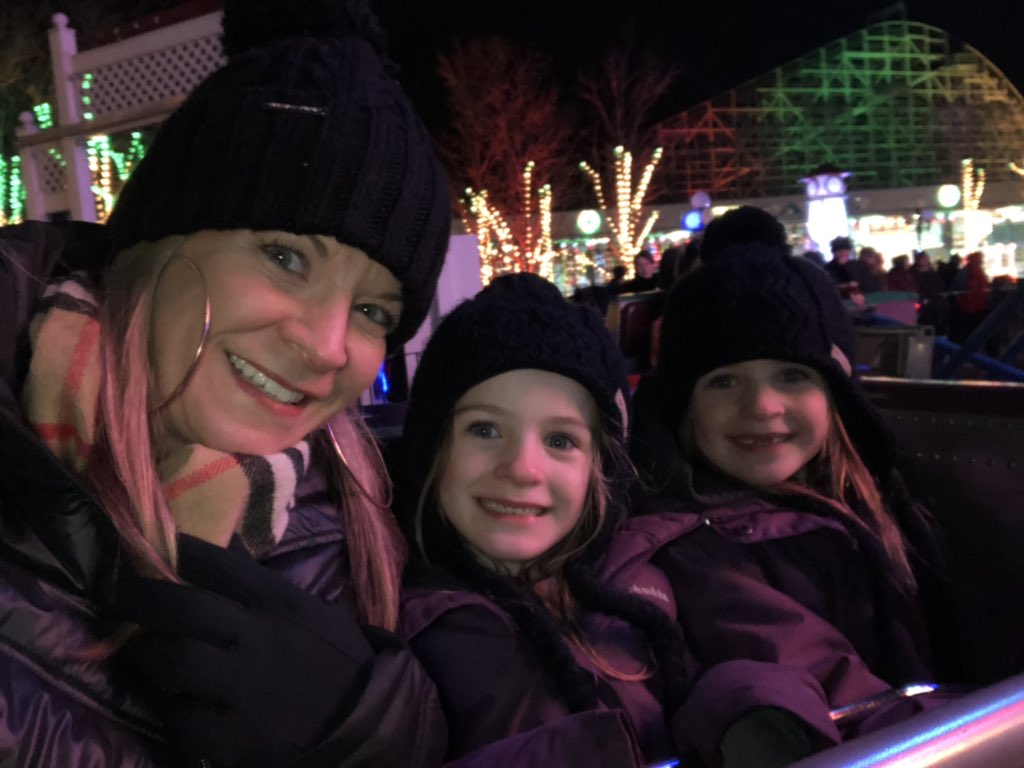 beck8535's tweet photo. A little chilly out here! @JasonRglsbrgr @KingsIslandPR #winterfest2018 #someheatwouldbenice #alliwantforchristmasismytwofrontteeth #scrambler #minimes https://t.co/zkS9e6hSpU