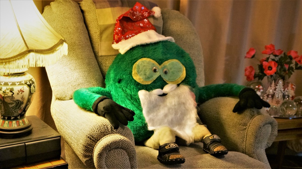DGS120's tweet photo. Wonder who that is in the Santa outfit? Couldn't be old Flumpy perhaps? The green's a bit of a giveaway, mister!! MERRY XMAS!! #flumpy #theflumps @TFlumps @TheMistressRox @FlumpStudios @TheXFactor @ThursoMuseum @CaithnessChocs https://t.co/ZOzN6Y7Ehk