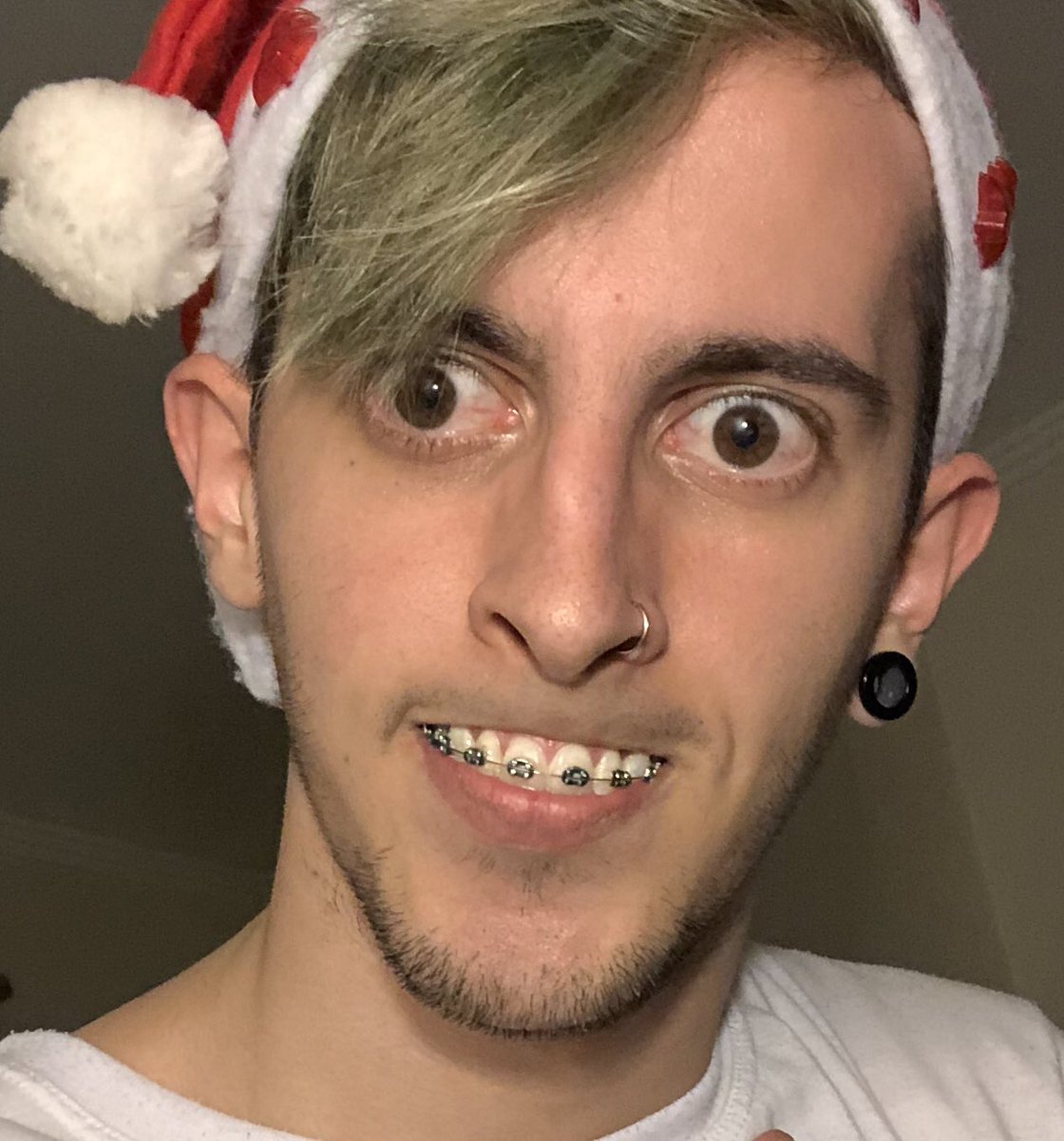 Robleis01's tweet photo. Cuando te dicen que Papa Noel no existe y con un ojo buscas pruebas https://t.co/apkO1D3A4l