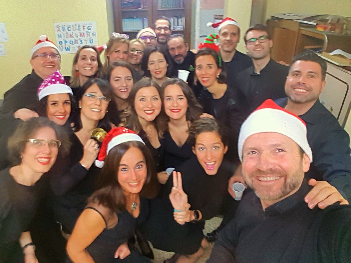 AidaOperaVerdi's tweet photo. 🤗🥰Gracias pequeña familia musical🎶🎄🌟Un precioso concierto de Navidad y una gran noche de celebración🥂✨ https://t.co/rSjkbY1mup