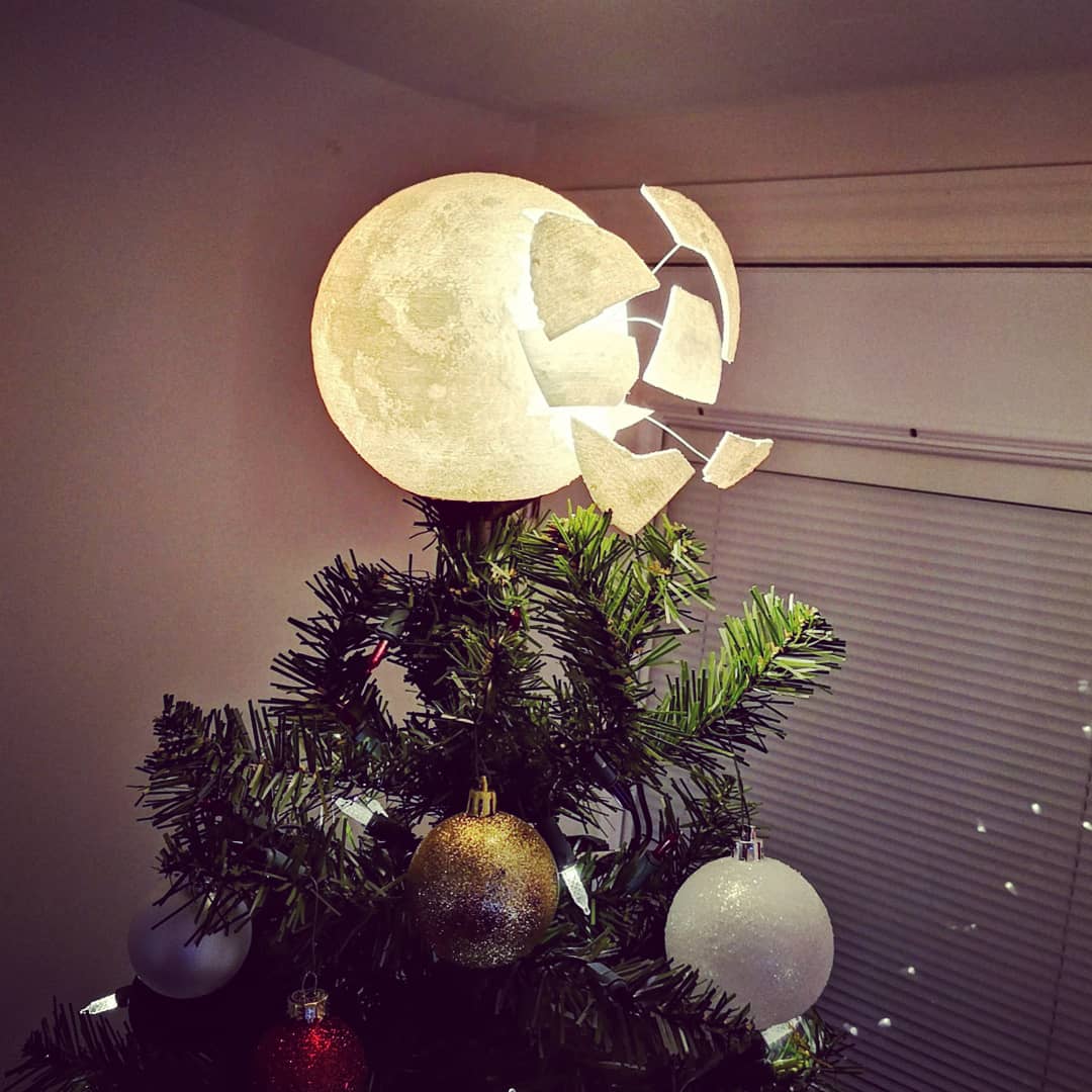 2BKateMatson's tweet photo. Our first #ChristmasTree is now complete! Thanks to @TheMilesLuna &amp; @kerryshawcross for the inspiration, &amp; @Brian_T_Cook for designing our epic tree topper &amp; trusting me to help you put it together! #LoveYou 🖤 #RWBY #RWBYChristmasTree #BestChristmasTree https://t.co/ktunkMbQTh