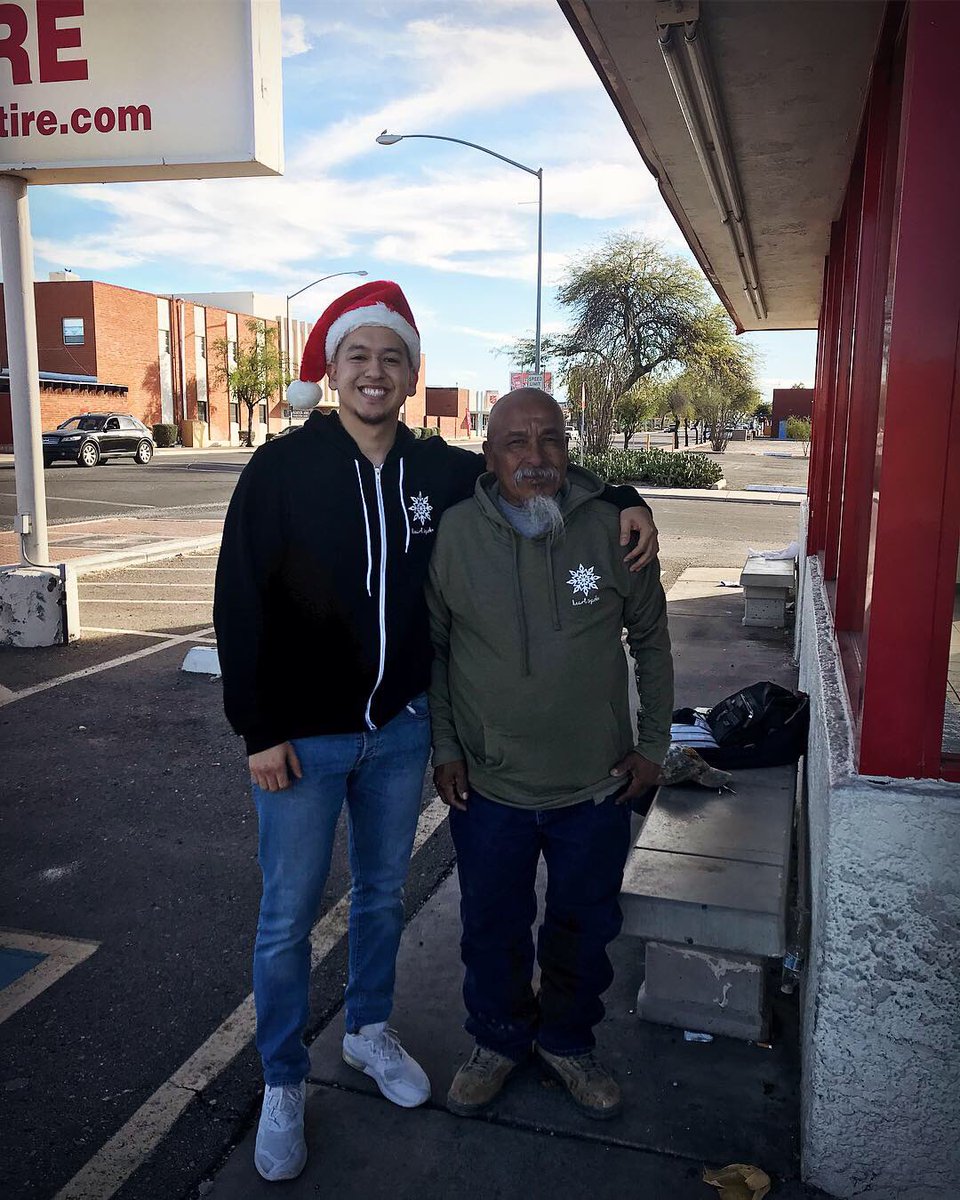 heartspoke's tweet photo. Before I arrived, he was looking at the ground with no expression on his face. I pulled up, rolled my window down and asked him if he still believed in Santa. He started laughing 😆🎅🏼That’s all it took.
A simple conversation to spark a happy moment for him and for me #HeartSpoke https://t.co/he9pI0vZKs