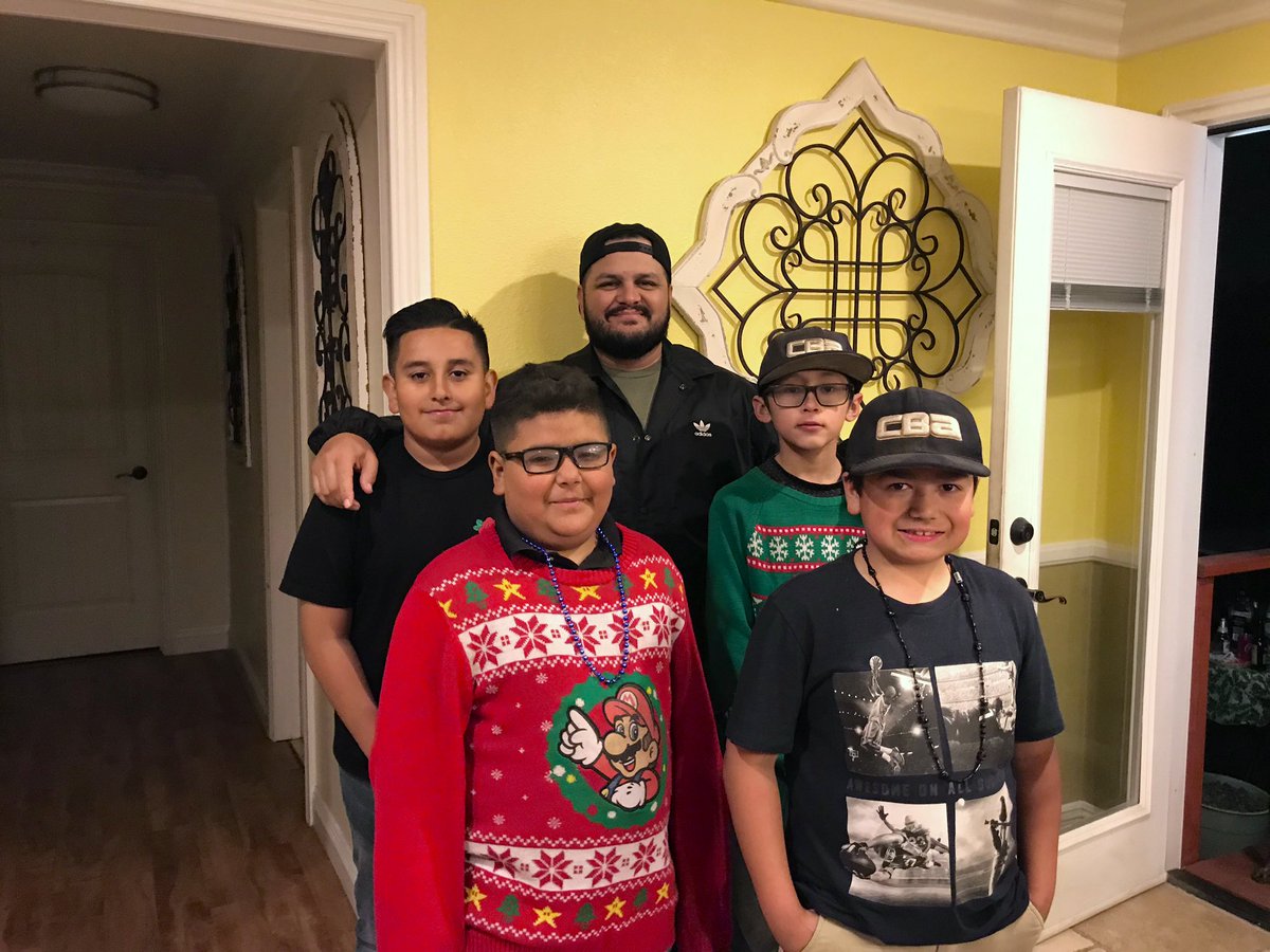 NYTILLID13's tweet photo. Hanging with few of my #LiddoDudes @cba_titans 10/11u. #FarmSystem #weareCBA 🎅🏽 🎄 ⚾️ https://t.co/Jsuo3le3Y4