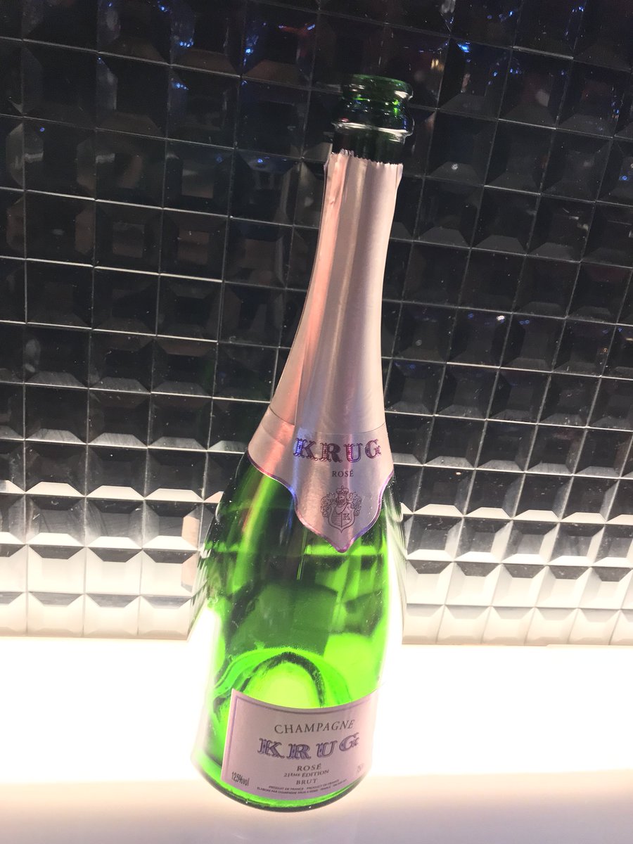 元あおいゆうのすけ ボトルのデザインはイマイチ写真映えしないけどお高いシャンパンはこちらです 大阪 ミナミ ホスト Asia Krug シャンパン