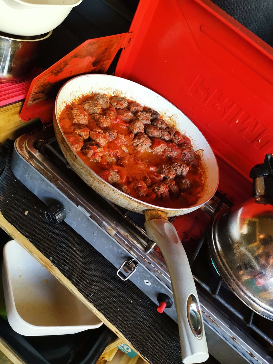 IansCampers's tweet photo. Christmas camping means family, fun and most importantly for @PereeW food! #Stockolife #solar #nopower https://t.co/Xn1U2W5uYp