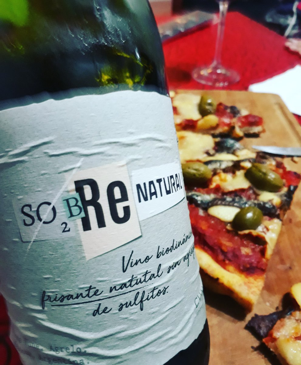 Pizza y este frisante de Bonarda, biodinámico y sin sulfitos.
Un vino bien natural al estilo de los lambruscos italianos. Con pizza y comidas grasas que necesiten unas burbujas y acidez que limpien, va muy bien. Con picantes, ojo.