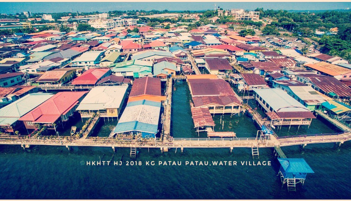 hkhtt_hj's tweet image. Aerial view of water village known as Kampung Patau Patau in Labuan Pearl of Borneo, Malaysia.Houses connected with wooden walkways and one of attractions place in the Labuan.#mylabuanstory #explorelabuan #perbadananlabuan #gayatravel #tourismmalaysialabuan #explorelabuancontest