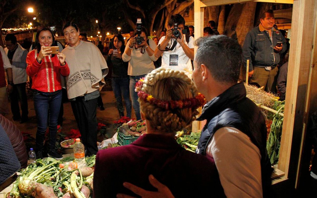 IvetteMurat's tweet photo. La #NocheDeRábanos es una tradición oaxaqueña que une a las familias en la víspera de la Navidad; hortelanas, floricultores y artesanos comparten obras talladas en rábanos. Con mi esposo @alejandromurat, el Pdte. @JAHFraguas, @lorena_cdh y visitantes, disfrutamos de este evento. https://t.co/jBoaL7cvtX