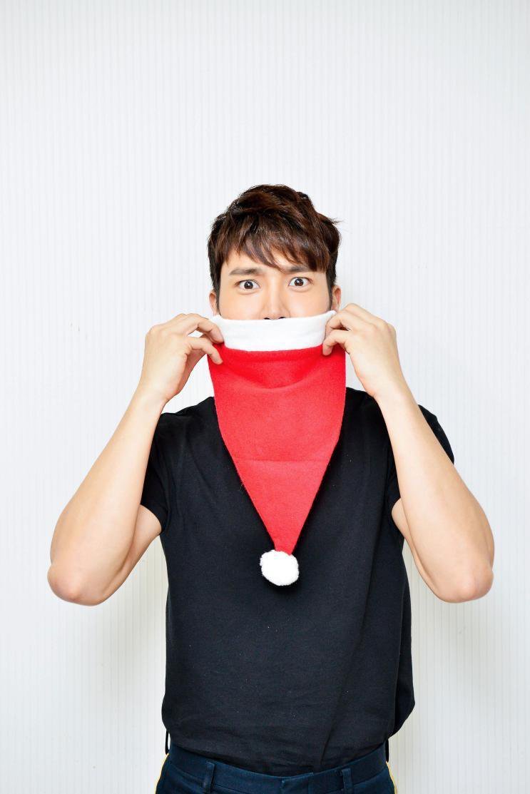 WeLoveChoiSiwon's tweet photo. Merry Christmas and happy holidays to everyone celebrating! 크리스마스 잘 보내세요~ 聖誕快樂!  メリークリスマス! @siwonchoi #Siwon #최시원 #崔始源 #ซีวอน #シウォン 💙💙💙🎁🎅🎄🎀💝 https://t.co/kr7dRYmkfl