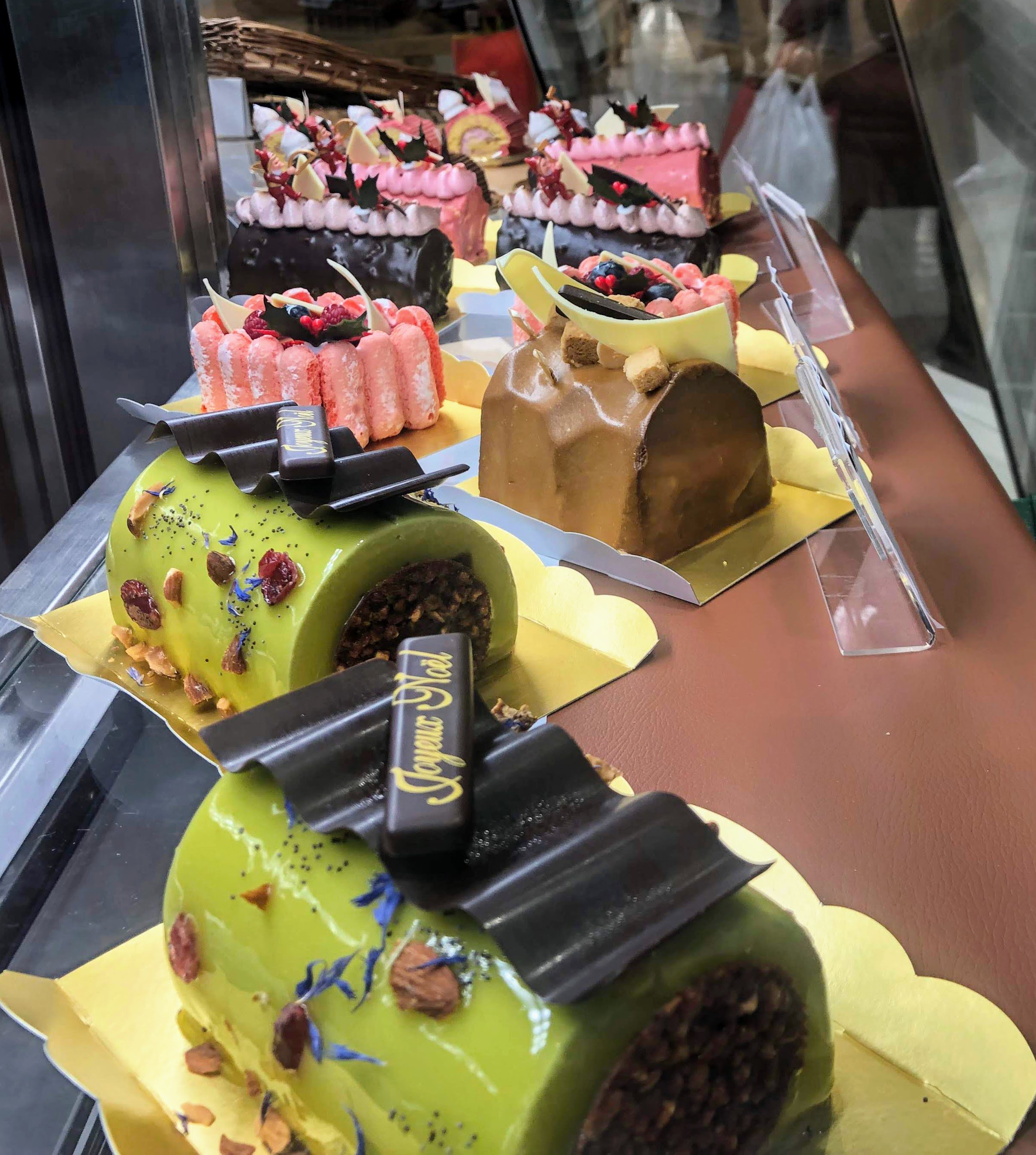 岩田屋本店 公式 大人クリスマス 12月25日 火 まで 今泉 ルブルトン の クリスマスケーキ を販売中 おすすめは ピスタチオムースに 酸味が効いたサクランボのジュレ入りの エタンセル 3 240円 税込 岩田屋 メリーフューチャー