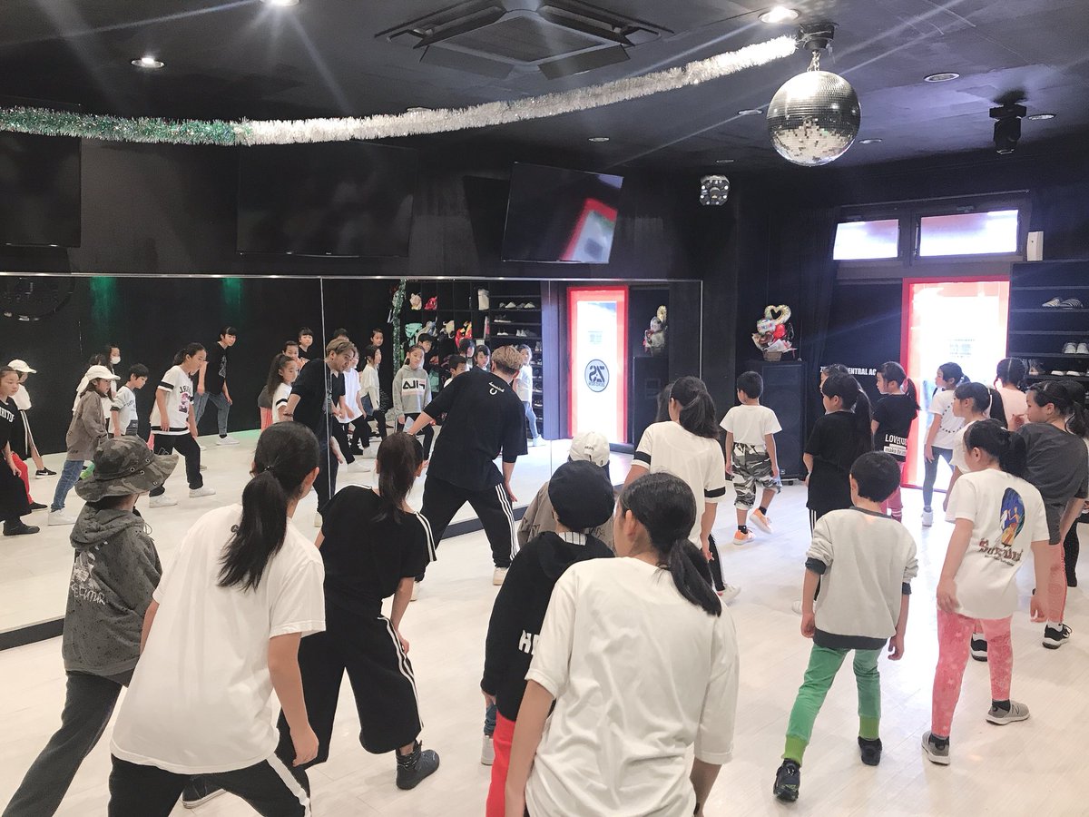 🔥零UPPER presents🔥
クリスマスイベントありがとうございました！！
まずはex DAPUMP、KEN  さんによるWorkshop✨✨
沢山の方にお集まり頂き、KENさんの投げかける言葉やダンスを食い入る様に受講している姿がみられました✨
大きな挨拶で最後は締めくくり、みんな笑顔で楽しい時間となりました✨✨