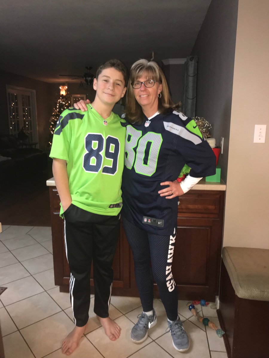 KarenWeekly's tweet photo. The loyal ⁦@Seahawks⁩ fans in the Weekly family #Garrett #G$ #GoSeahawks #CheeringFromTN 💚💙 https://t.co/jXzi3ehnrw