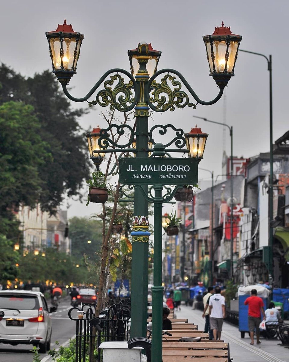 Jogja24Jam's tweet image. Plang nama jalan, tapi diburu untuk dijadikan spot foto oleh para wisatawan. Sudah pernah foto disini?😍.
.
Loc: jalan Malioboro, Jogja
Photo by @.viani0117
#jogja #jalanmalioboro