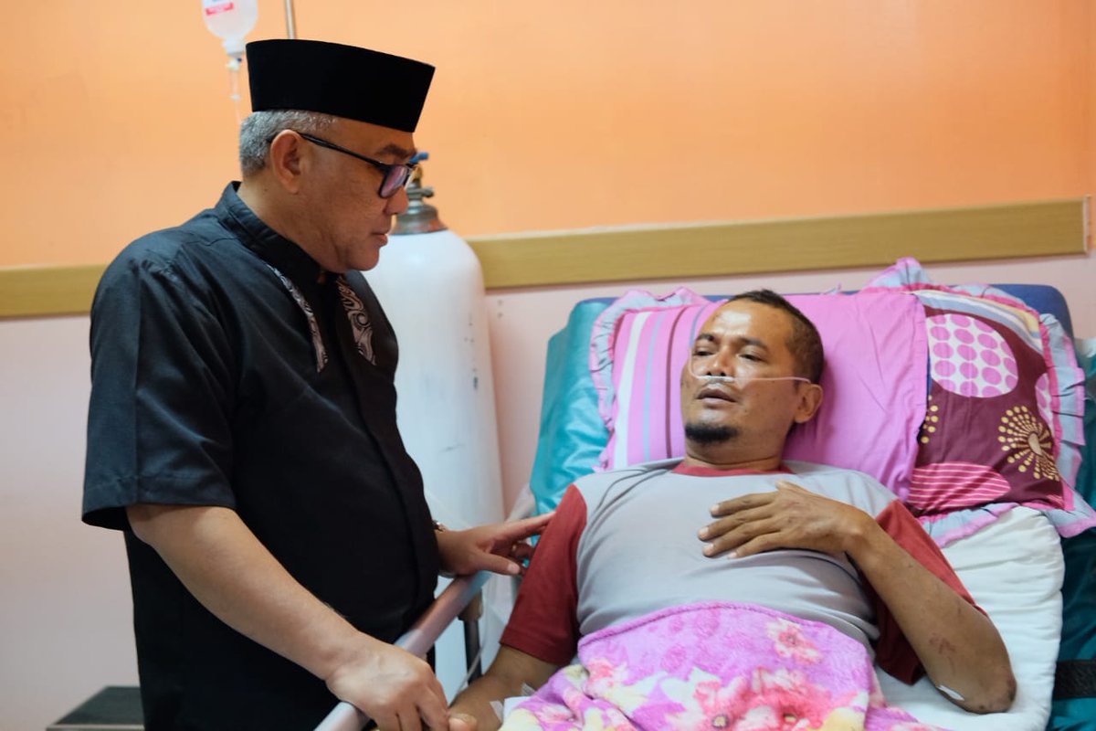pemkotdepok's tweet photo. Wali Kota Depok @IdrisAShomad bersama Kepala @restadepok Kombes Pol. Didik Sugiarto menjenguk salah satu warga Kota Depok yang menjadi korban bencana tsunami di Pandeglang, Sabtu (22/12) lalu. Korban bersama 3 orang anaknya dirawat di RSUD Kota Depok. Senin (24/12/2019). https://t.co/QVPiVj8nu7