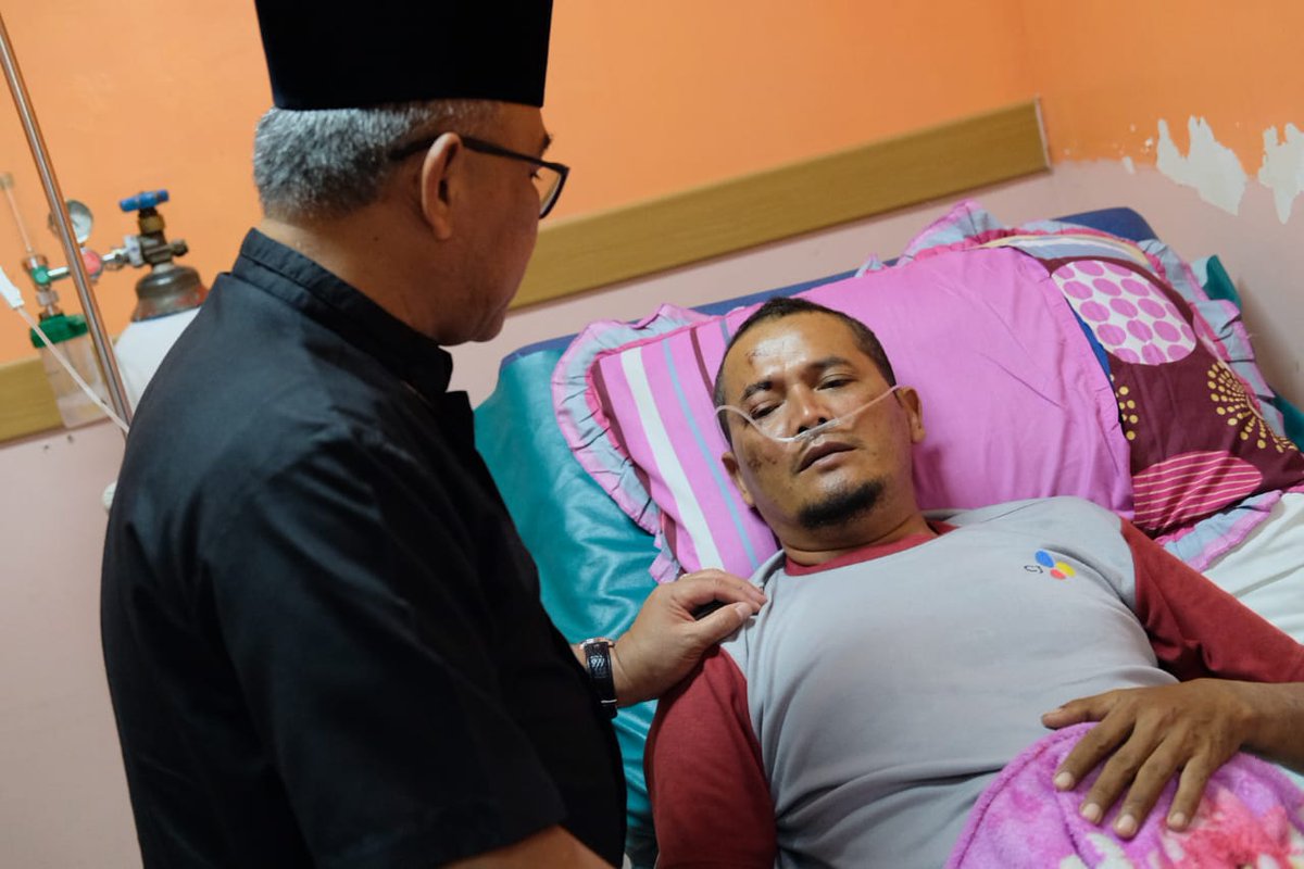 pemkotdepok's tweet photo. Wali Kota Depok @IdrisAShomad bersama Kepala @restadepok Kombes Pol. Didik Sugiarto menjenguk salah satu warga Kota Depok yang menjadi korban bencana tsunami di Pandeglang, Sabtu (22/12) lalu. Korban bersama 3 orang anaknya dirawat di RSUD Kota Depok. Senin (24/12/2019). https://t.co/QVPiVj8nu7