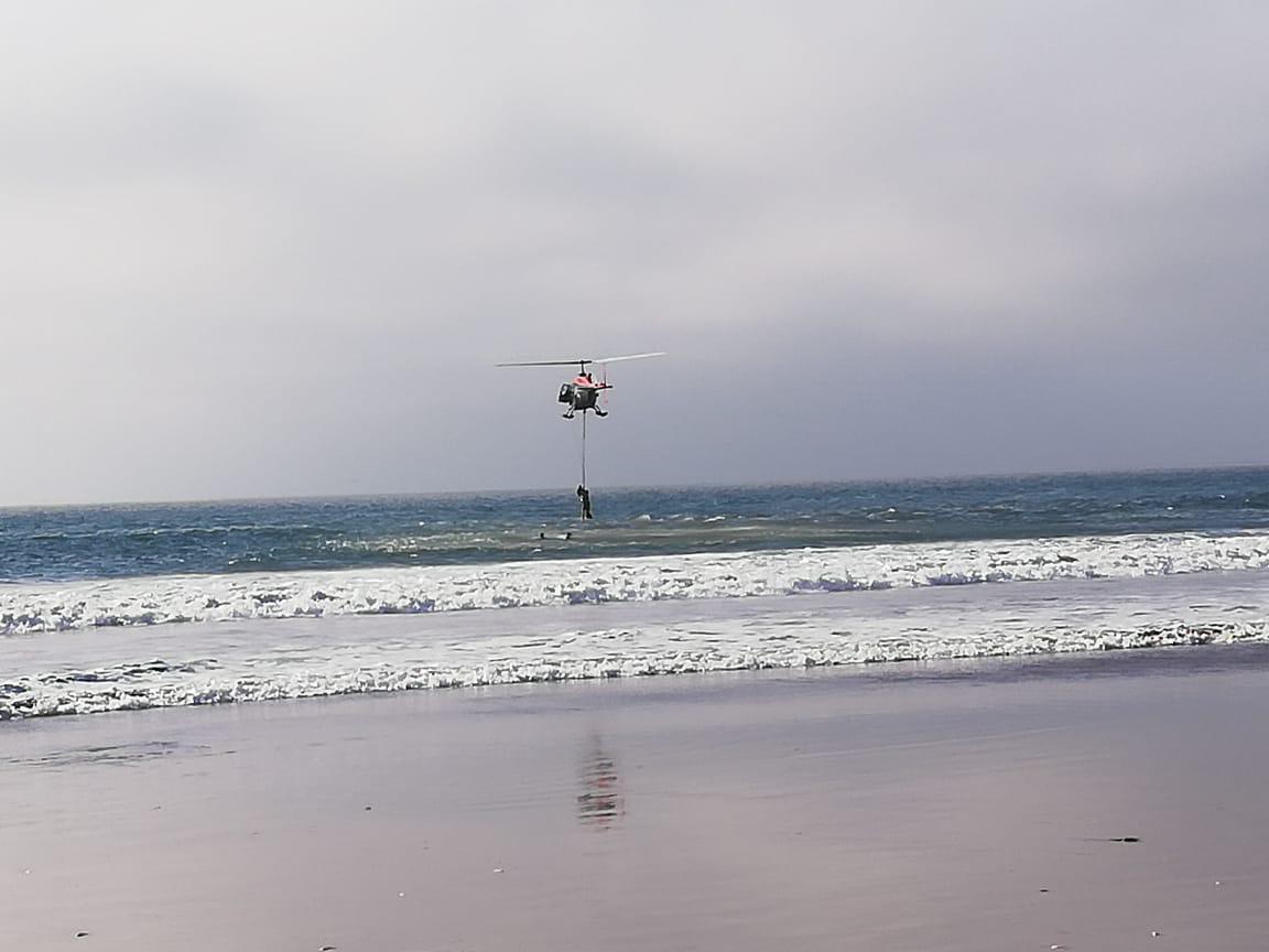 Precaución #Marejadas, Av del mar personas rescatadas el día de ayer, se requirió apoyo de helicóptero <a href="/Capuertocoq/">Capuerto Coquimbo</a> para poder llevarlos a orilla de playa.