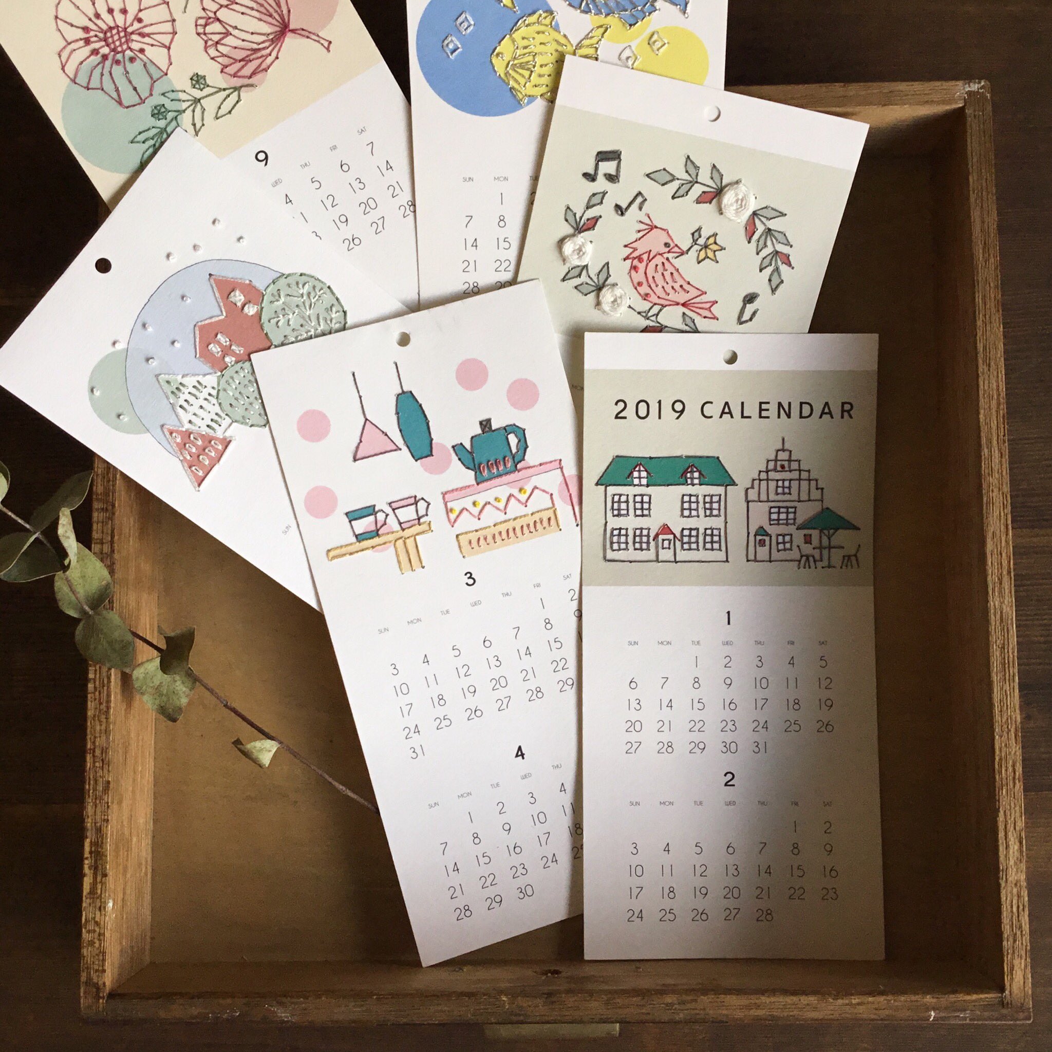 手紙社 Annas 川畑杏奈 刺繍展 開催中 At 手紙舎鎌倉店 みなさま 新年のカレンダーのご用意はできましたか こちらはannasさんの紙刺繍カレンダー あらかじめ図案は印刷され使用する刺繍 糸も同封されているので すぐに可愛い刺繍が楽しめますよ 本