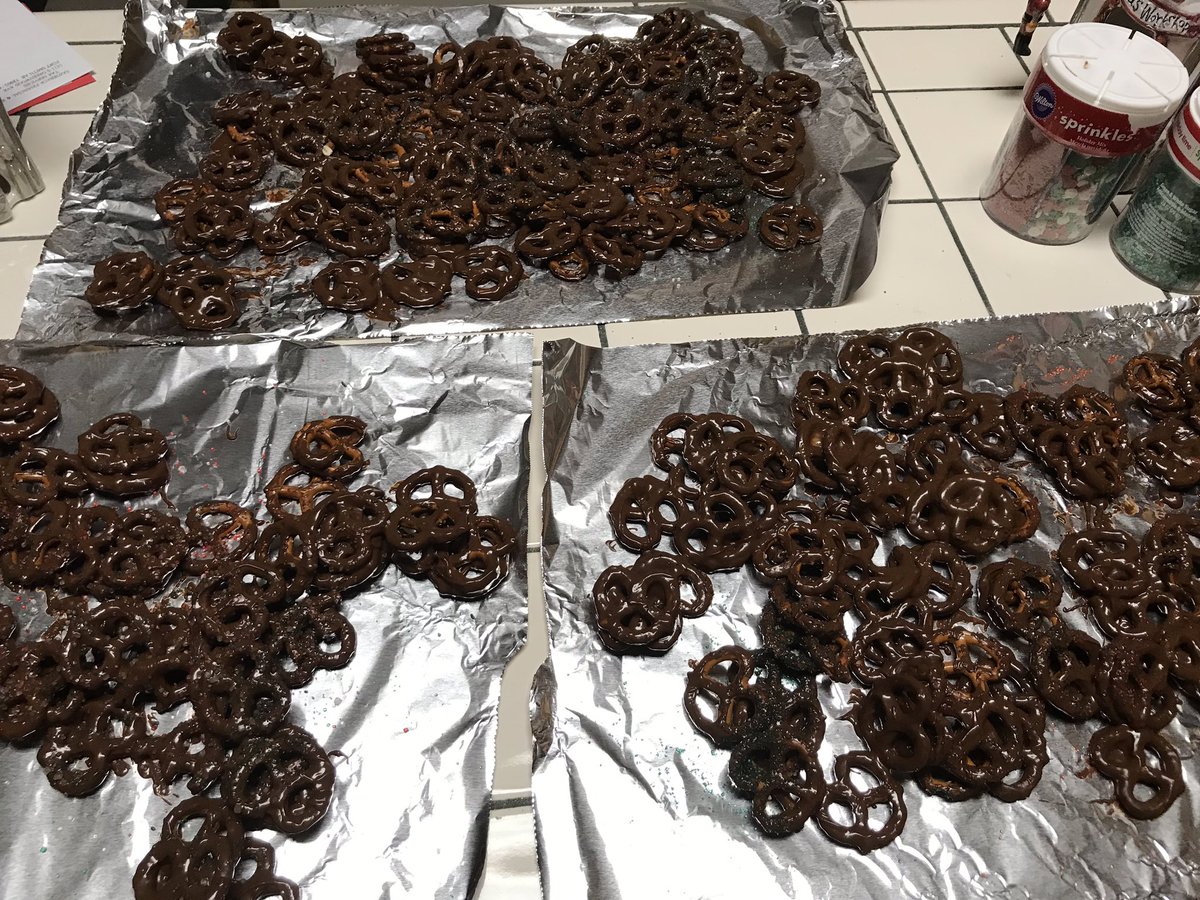 fight_rachel's tweet photo. Making Christmas Candy #Candy #NutClusters #Chocolate #pretzels #Christmas https://t.co/IBv2U4uBLU