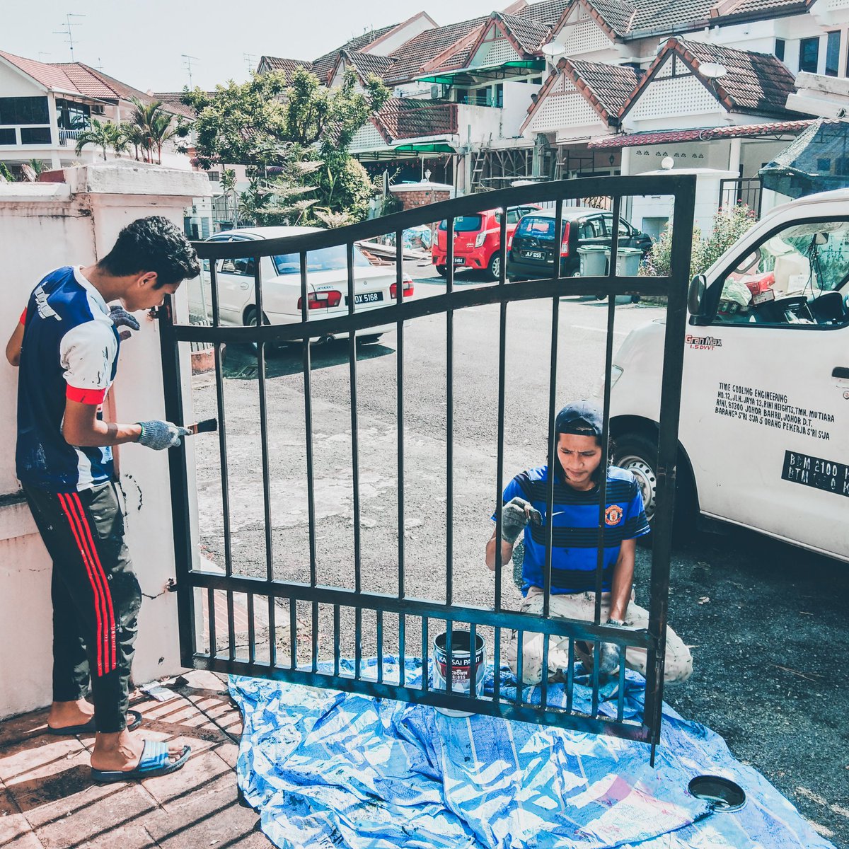 HilalAsyraf's tweet photo. Mitos Melayu Malas.

Dua anak muda melayu ini saya upah cat pagar-pagar dan pintu-pintu di rumah saya.

Janji datang pukul 9.30am, 9.15am mereka dah beritahu kata sudah sampai. Saya pula yang lambat, sebab janji katanya 9.30am. Saya 9.25am baru sampai. https://t.co/Xm7kyWQuQN