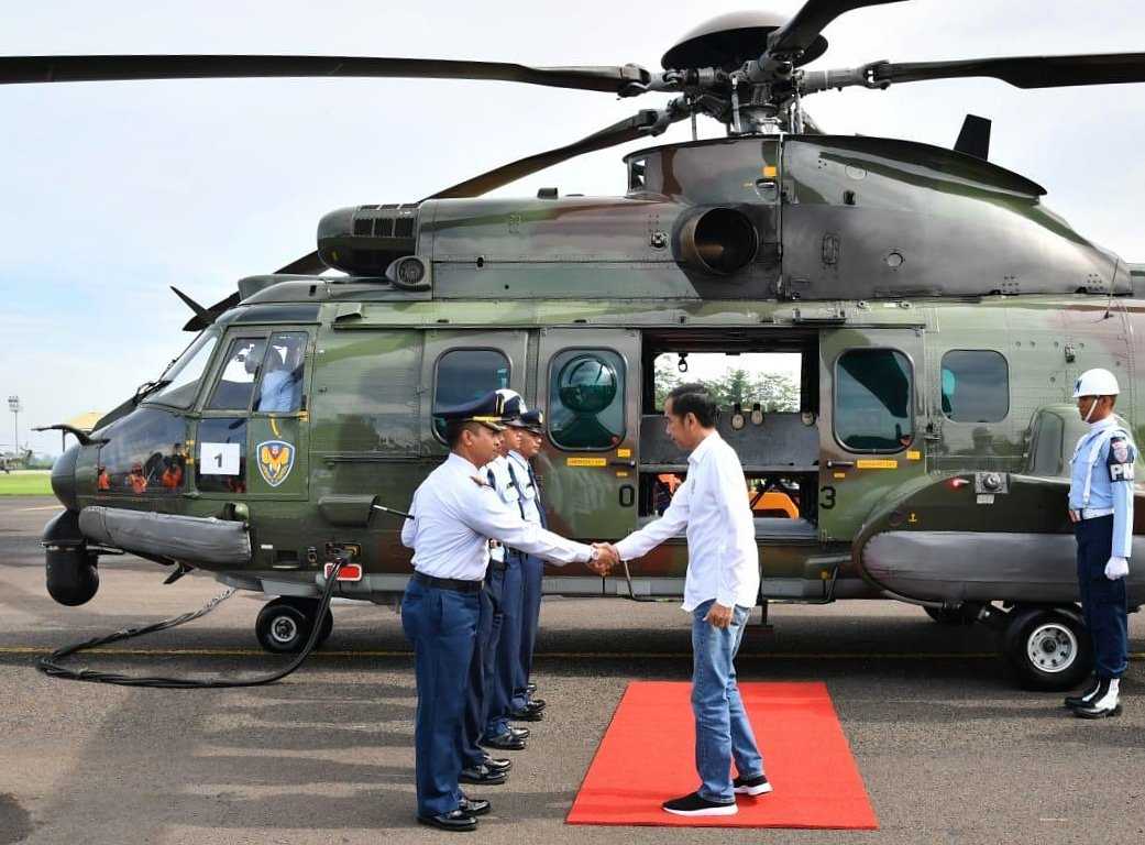Bertolak dari Bogor, Jawa Barat, dengan helikopter pagi ini, saya mengunjungi Banten untuk melihat langsung penanganan pascabencana tsunami di sekitar Selat Sunda, Sabtu lalu.

Mohon doa dari seluruh Tanah Air agar kita semua diberiNya keselamatan, kesabaran, dan kekuatan. Amin.