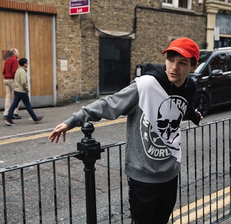 back2utommo's tweet photo. happy birthday to our tommo who never fails to make this whole fanbase proud💕 you deserve the best day and to truly have an amazing chapter 27🌻 i hope that this next year brings you more love and happiness then ever before💓 love u millions 💖 t x #HappyBirthdayLouis https://t.co/VtEyUHUjuR