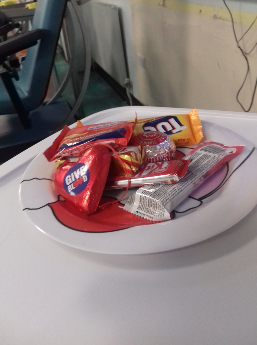aljaroo1874's tweet photo. An early xmas present for someone @givebloodscot
#NoWrapping
#NoCost
#FreeCoffee
#FreeChocolate https://t.co/aSxTUURjta