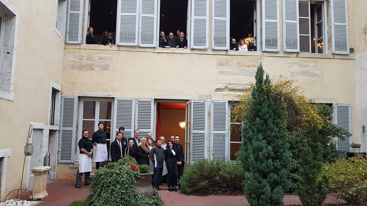 MaisonPLB's tweet photo. Toute l'équipe de la Maison Philippe le Bon vous souhaite un très beau réveillon de Noël 🎄✨

#MerryChristmas2018 https://t.co/iEYH1UOtNF