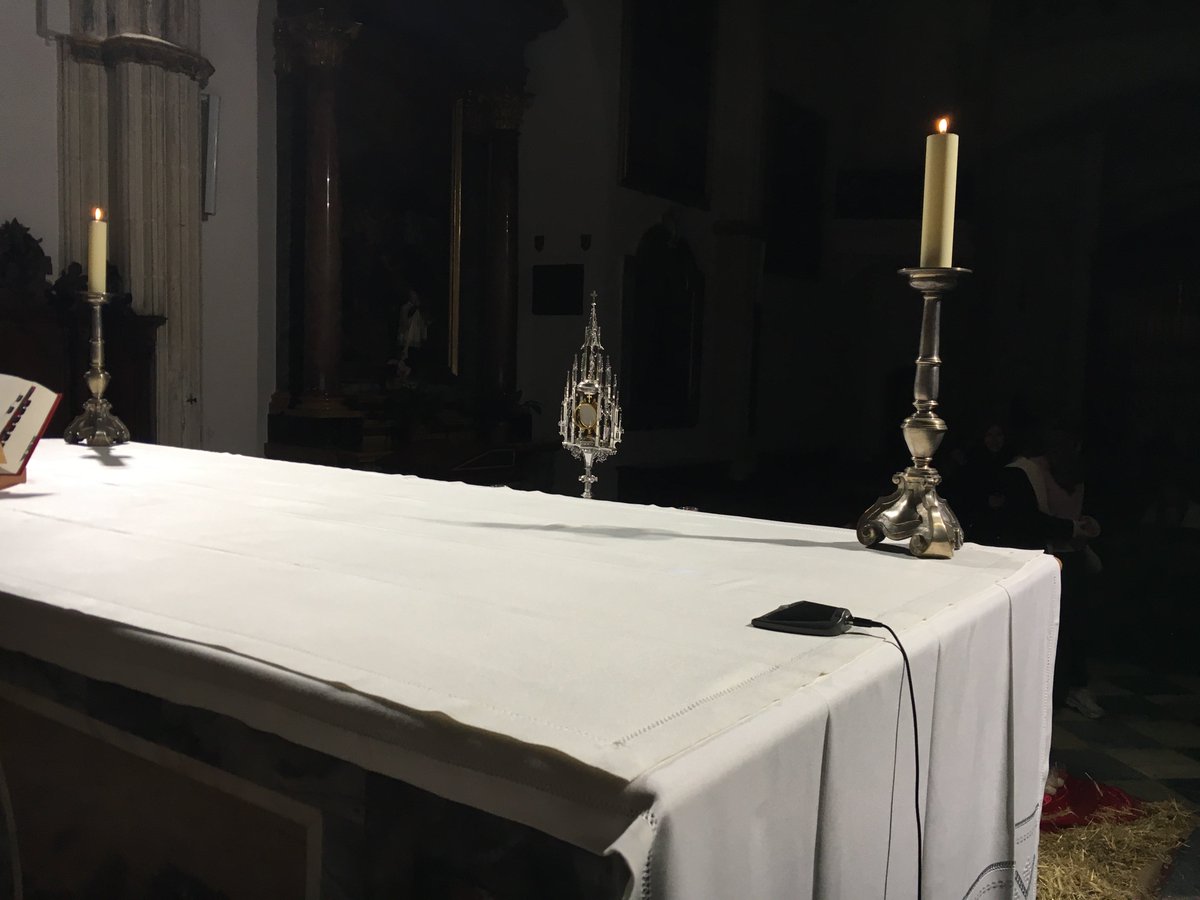En el Claustro de la SICP se preparó un itinerario de Nazaret a Belén, de 4 estaciones:La Anunciación,La Adoración de los Pastores, La Posada y Belén. Cada estación un un perfume: humildad, alegría, kerigma y fe