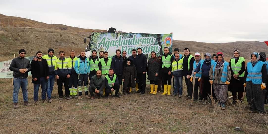18HuseyinBoz's tweet photo. Park ve Bahçeler Müdürlüğümüz, son 12 ayı kapsayan çalışma raporunu açıkladı. Ekiplerimiz, park bakım, onarım ve ilaçlama çalışmalarının yanı sıra şehrimize 500 bin adet çiçek, 310 bin adet bitki dikimi ve peyzaj düzenlemeleri ile 2018 yılını da yoğun bir mesai ile geçirdi. https://t.co/0XoBxG1rFU